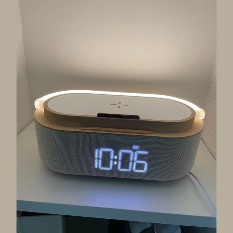 Digitális rádiós ébresztőóra vezeték nélküli töltővel, Bluetooth hangszóró USB töltővel